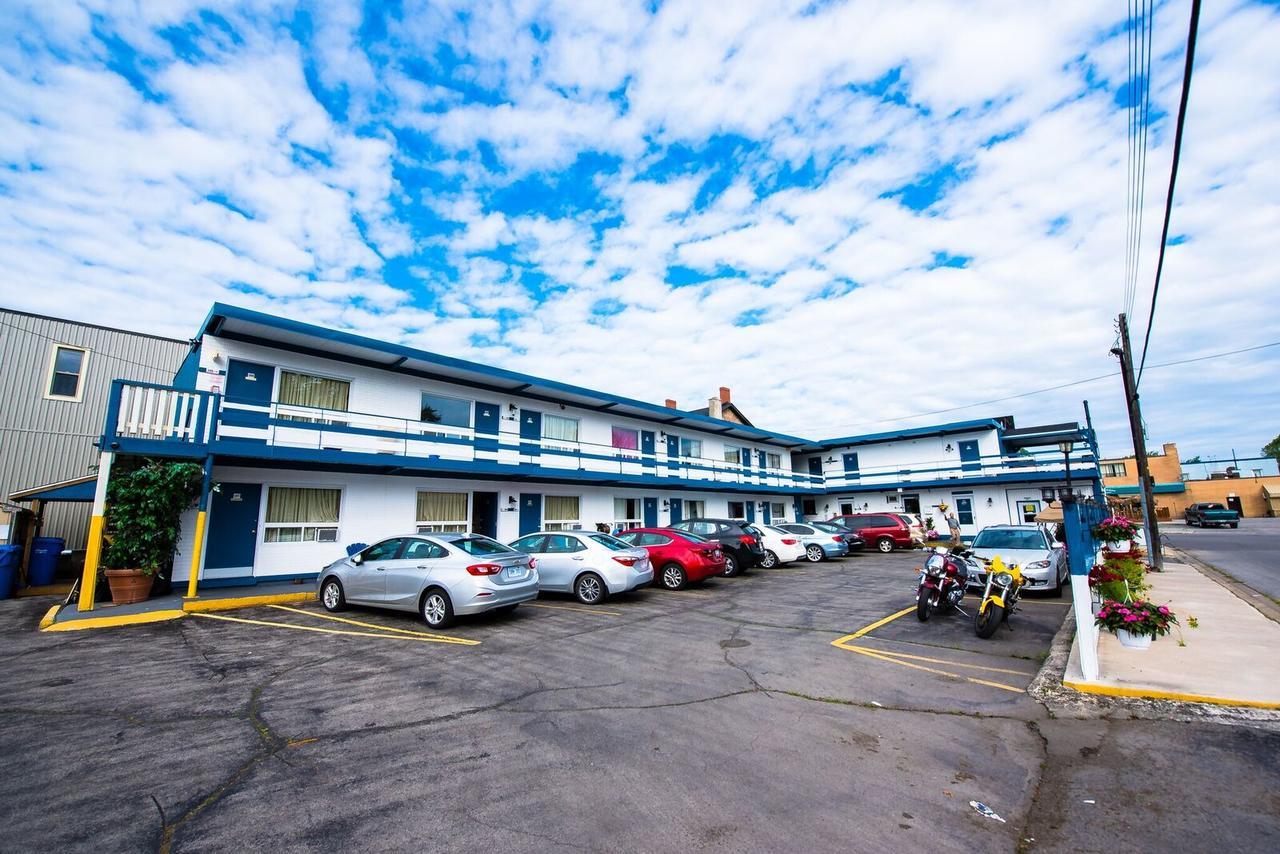 Motel Parkway Court