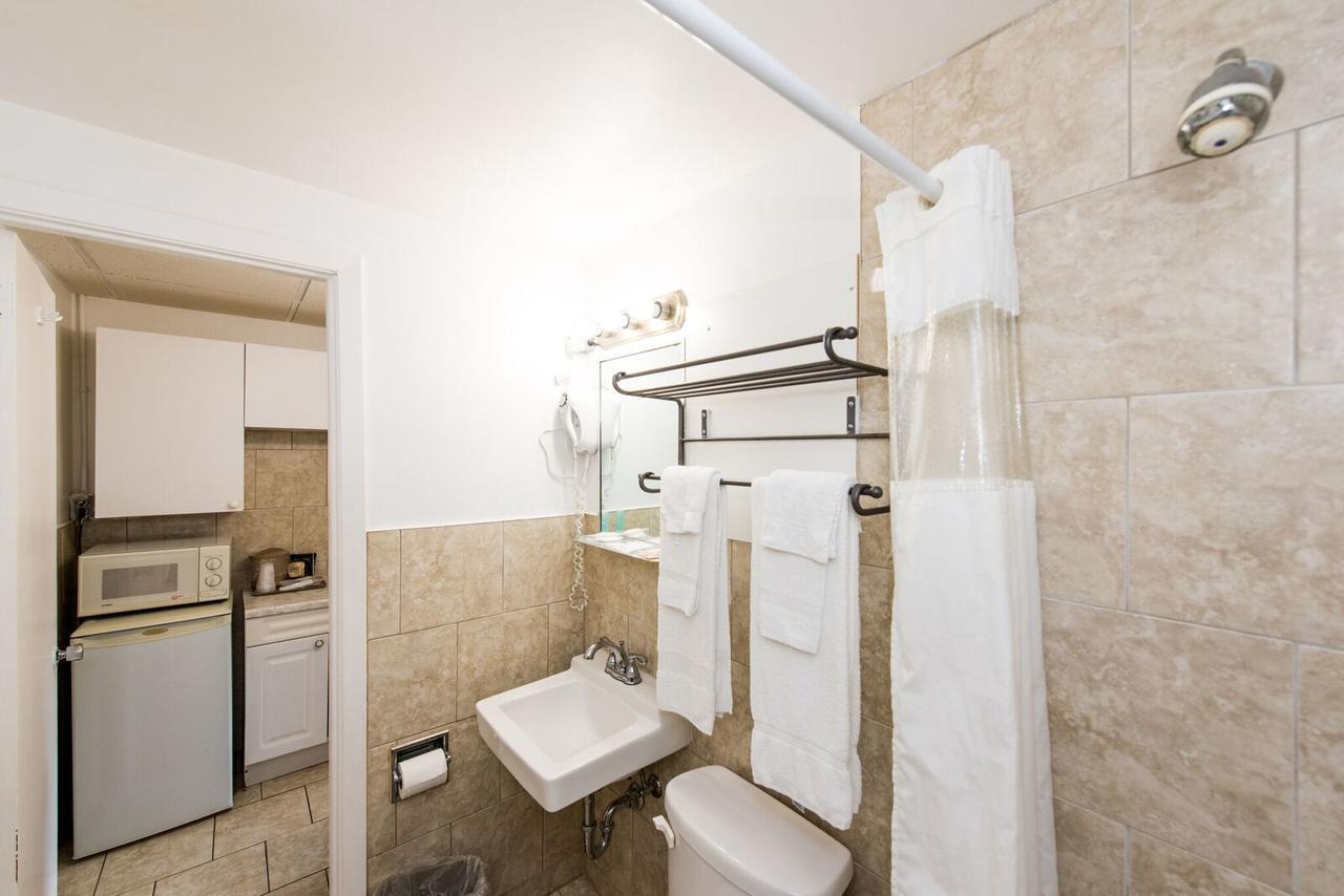 Motel Parkway Court 2*