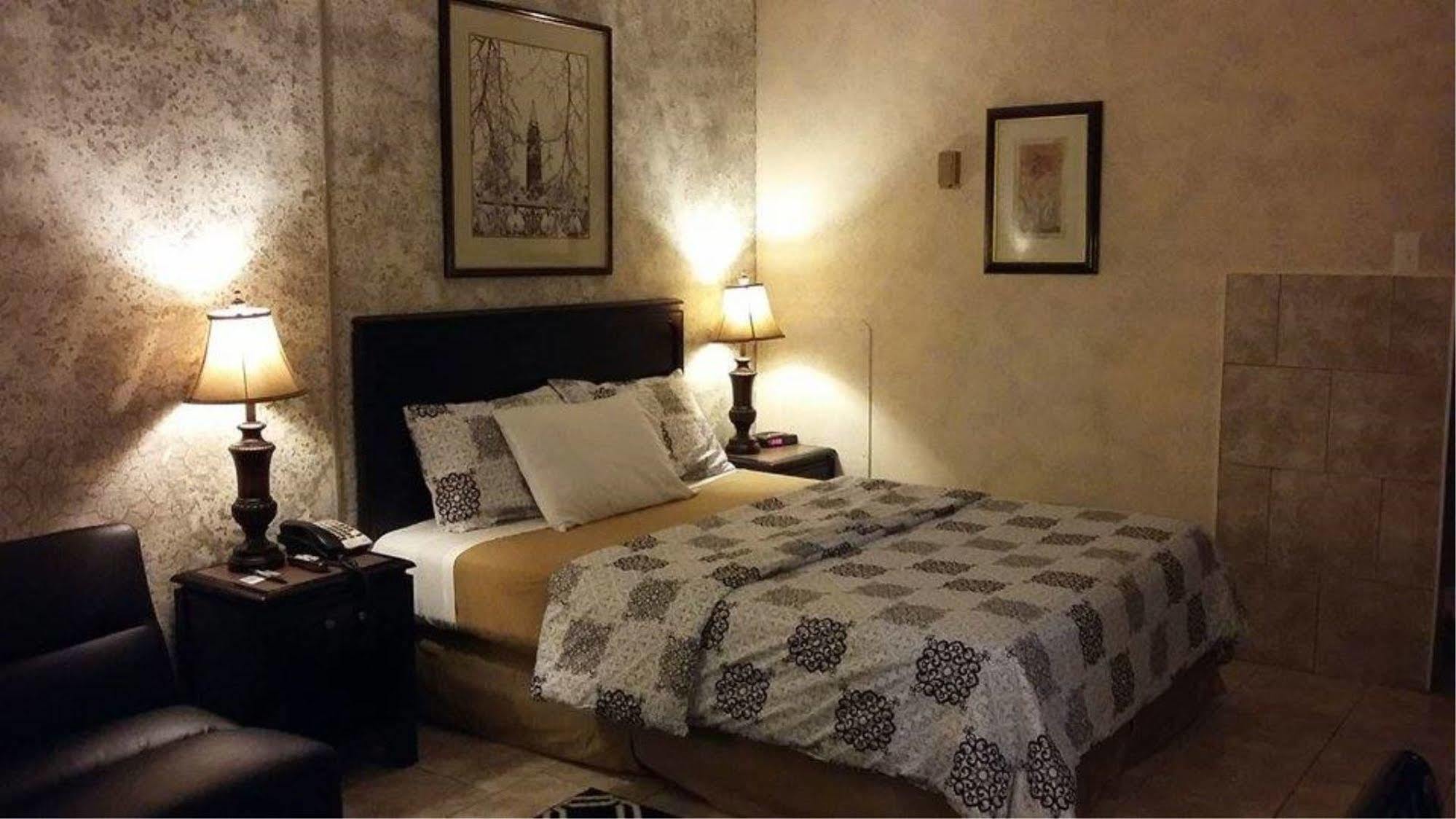 Motel Parkway Court 2*