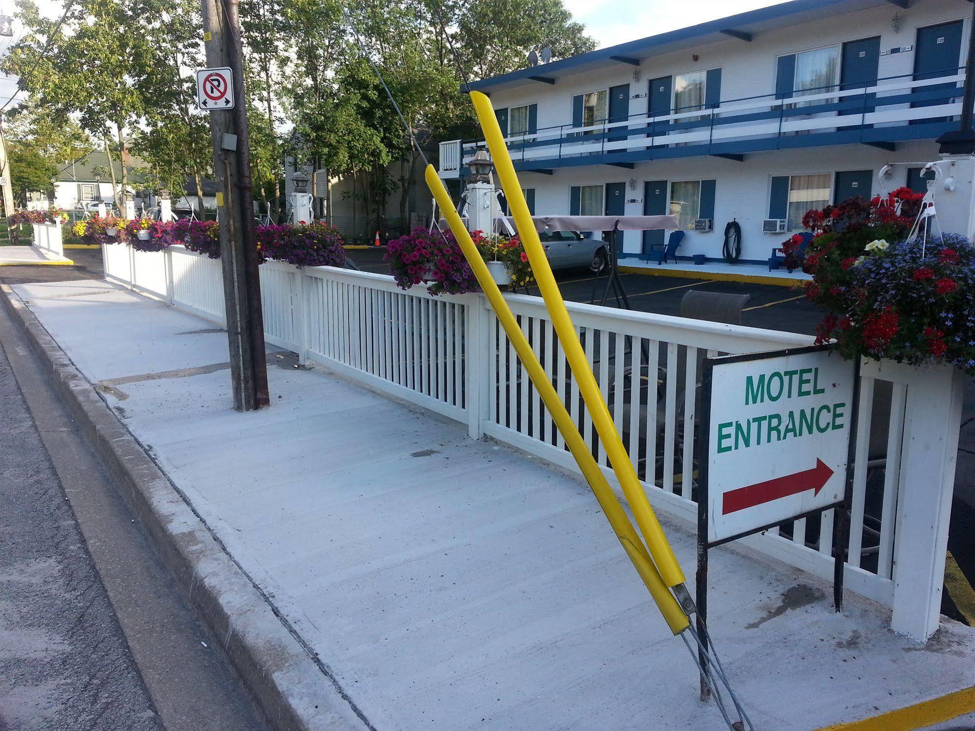 Motel Parkway Court 2*